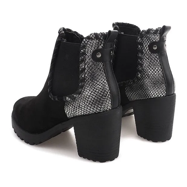 Warm Boots On A Post C308 Zwart