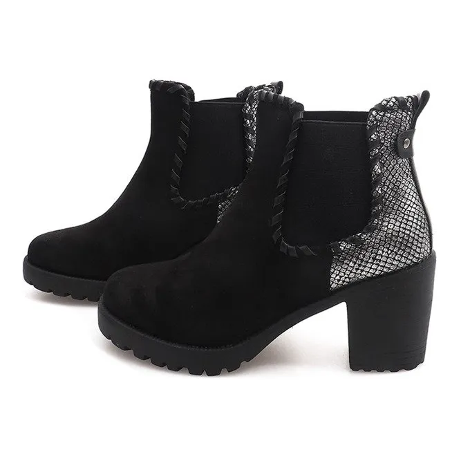 Warm Boots On A Post C308 Zwart
